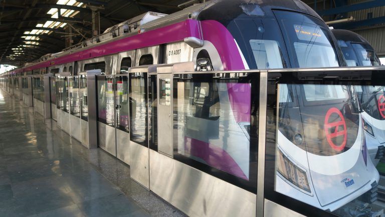 Delhi Metro Bans Reels: মেট্রোর মধ্যে রিল বানানোয় নিষেধাজ্ঞা