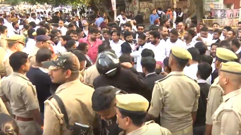Lawyers Protest Outside Lucknow Civil Court: গুলি কাণ্ডের প্রতিবাদে লখনউ আদালতের বাইরে বিক্ষোভ আইনজীবীদের, ঘটনাস্থলের ভিডিয়ো