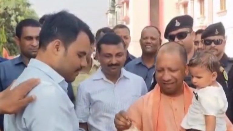 CM Yogi Performed 'Annaprashana': মুখ্যমন্ত্রী যোগী আদিত্যনাথের কোলে প্রথম ভাত মুখে দিল সাত মাস বয়সী এক শিশু (দেখুন ভিডিও)