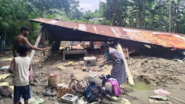 Assam Flood: ভাঙছে বাড়িঘর, বন্যার হাত থেকে বাঁচতে বাধের উপর আশ্রয় নিচ্ছেন বহু মানুষ