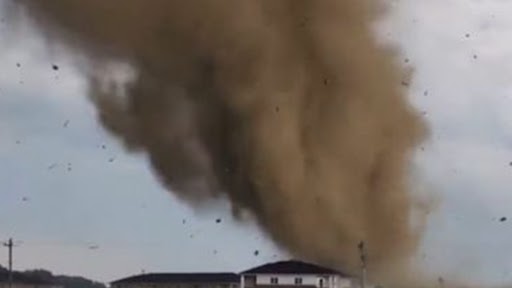 Viral Video Of Tornado: 'মারণ' টর্নেডো হুঙ্কার ছাড়ছে, চূড়ান্ত সতর্কতা, মানুষ পালাচ্ছে অসহায়ের মত দেখুন