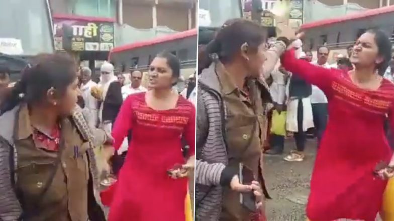 Viral Video: বাসস্টপে মহিলা কন্ডাক্টরকে এলোপাথাড়ি মার মহিলা যাত্রীর, দেখুন ভিডিয়ো