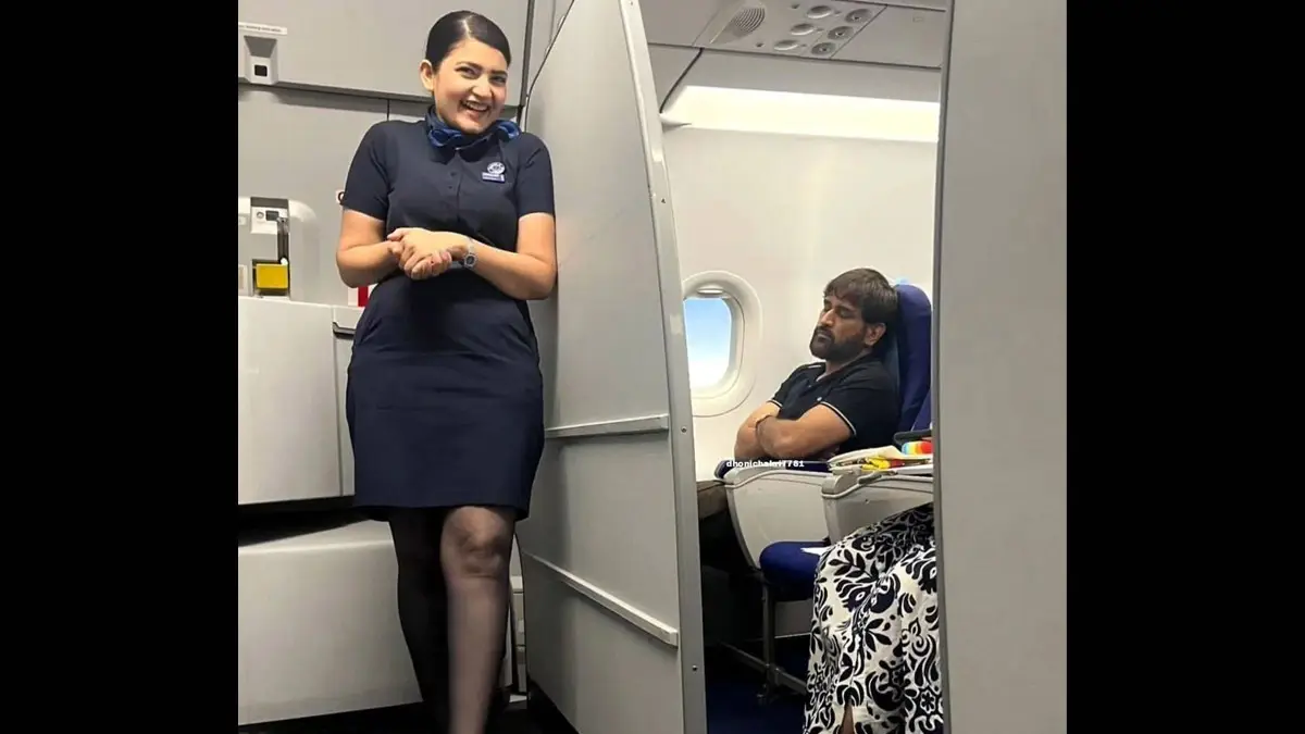 Dhoni in Flight, Viral Video: প্লেনে ঘুমন্ত ধোনির লুকিয়ে ভিডিও বিমানসেবিকার, দেখুন ভাইরাল ভিডিও