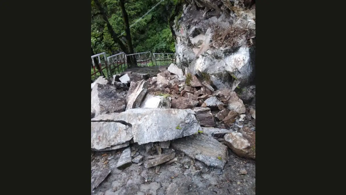 Jammu and Kashmir: ভূমিধ্বসে বন্ধ রাস্তা, কাজ শেষ না হওয়া পর্যন্ত NH-44 এড়িয়ে চলার অনুরোধ কর্তৃপক্ষের