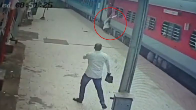 RPF Save Passenger's Life: আরপিএফ ইন্সপেক্টর ও কনস্টেবলের তৎপরতায় প্রাণ বাঁচল যাত্রীর, দেখুন মানবিকতার ভিডিয়ো