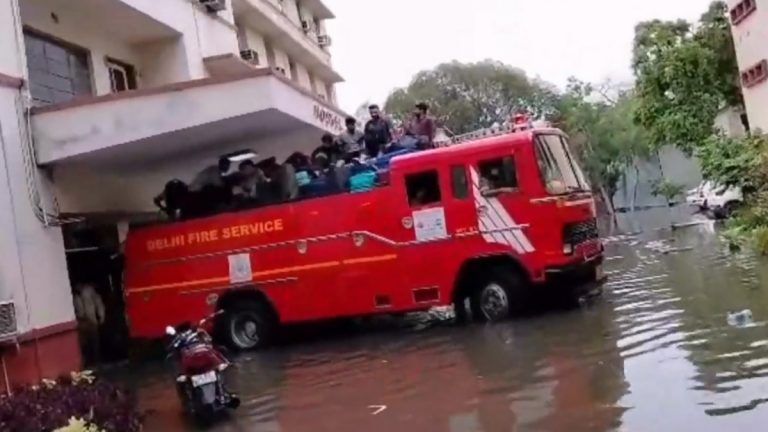 Delhi Flood: জলমগ্ন IIPA থেকে পড়ুয়াদের উদ্ধার করলেন দমকল কর্মীরা, দেখুন দিল্লির ভিডিয়ো