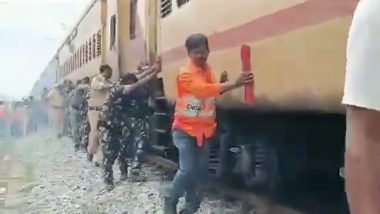 Train Pushed By Jawans: থমকে থাকা ট্রেনকে ঠেলছেন জওয়ানেরা, ছবি ভাইরাল সোশ্যাল মিডিয়ায়