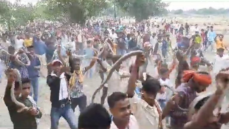 Samastipur's Nag Panchami Fair: হাতে সাপ নিয়ে নাগপঞ্চমীর মেলায় আসছেন মানুষ, দেখুন সমস্তিপুরের ভিডিয়ো