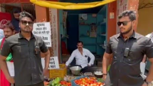 Tomato Price Hike In Uttar Pradesh: আকাশছোঁয়া দামের জেরে টমেটো পাহারা দিতে দোকানে বাউন্সার নিয়োগ, দেখুন ভিডিয়ো