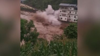 China Floods Video: চিনে বন্যায় মৃত কমপক্ষে ১৫, দেখুন জলের তোড়ে বাড়ি ভাঙার ভয়াবহ ভিডিয়ো