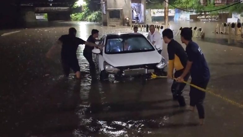 Gujarat Waterlogging: গুজরাটের নাদিয়াল শহরে জলে আটকে থাকা একটি গাড়িকে বাঁচালো ফায়ার ব্রিগেড (দেখুন ভিডিও )