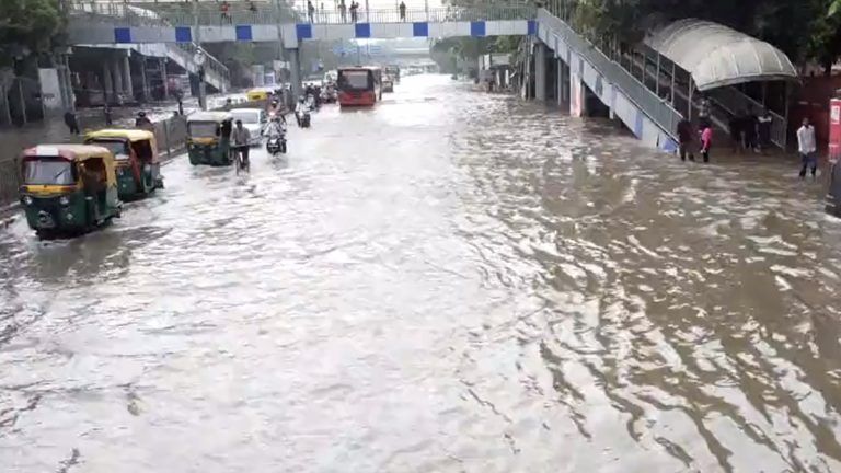 Delhi: যমুনা নদীর জল বেড়ে গিয়ে ডুবল দিল্লির আইটিও সড়ক, অসুবিধায় নিত্য যাত্রীরা (দেখুন সেই ছবি)