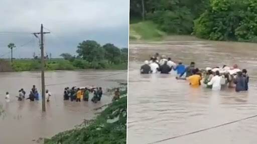 Flood Fury In Telangana: এক নাগাড়ে বৃষ্টি, কোমর সমান জল পেরিয়ে বৃদ্ধের শেষকৃত্যে তেলাঙ্গানার মানুষ, দেখুন