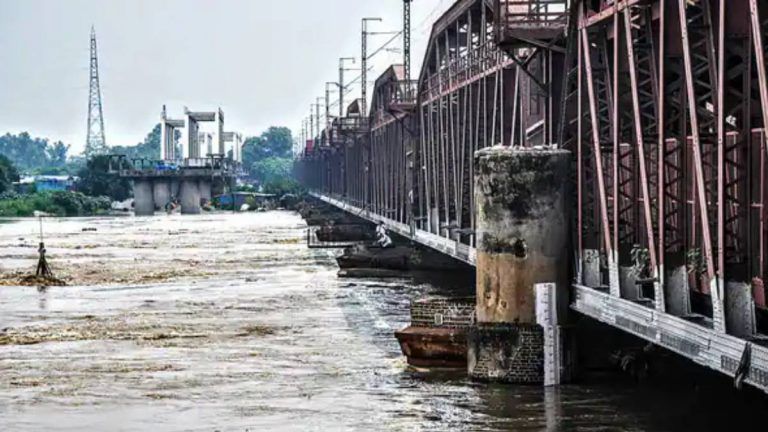 Delhi: বাড়ছে যমুনা নদীর জল, সাধারণ মানুষের জন্য সিগনেচার ব্রিজে অস্থায়ী শিবির দিল্লি সরকারের