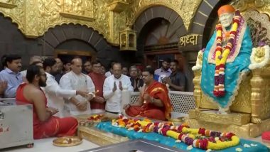Maharashtra: শিরডির সাইবাবার মন্দির দর্শনে প্রতিরক্ষামন্ত্রী রাজনাথ সিং, করলেন আরতি ও প্রার্থনা (দেখুন ভিডিও)