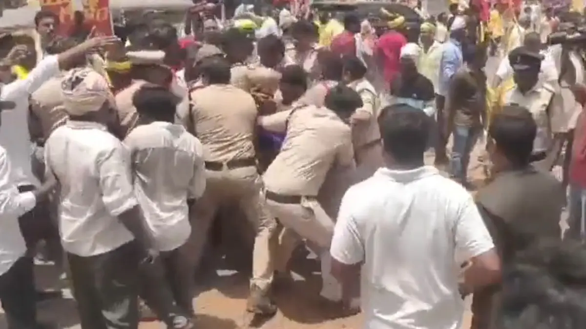 YSRCP & TDP Worker Clash: পদযাত্রাকে কেন্দ্র করে অন্ধ্রপ্রদেশে তুমুল মারামারি ওয়াইএসআর কংগ্রেস ও টিডিপি-র, দেখুন ভিডিয়ো
