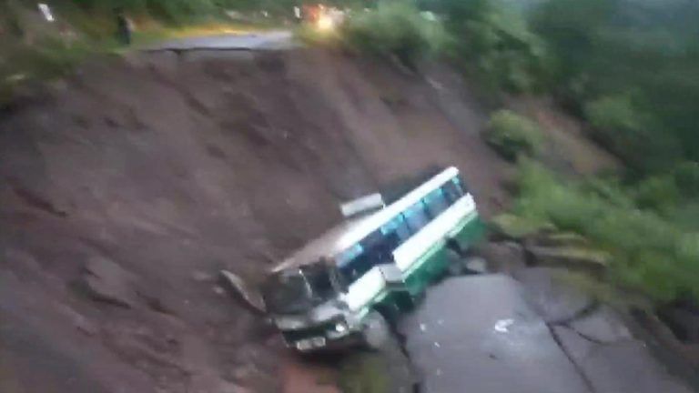 Himachal Pradesh: মেঘভাঙা বৃষ্টিতে হিমাচলের রাস্তাঘাটের বেহাল দশা, দুর্ঘটনার মুখে সিমলাগামী যাত্রী বোঝাই বাস