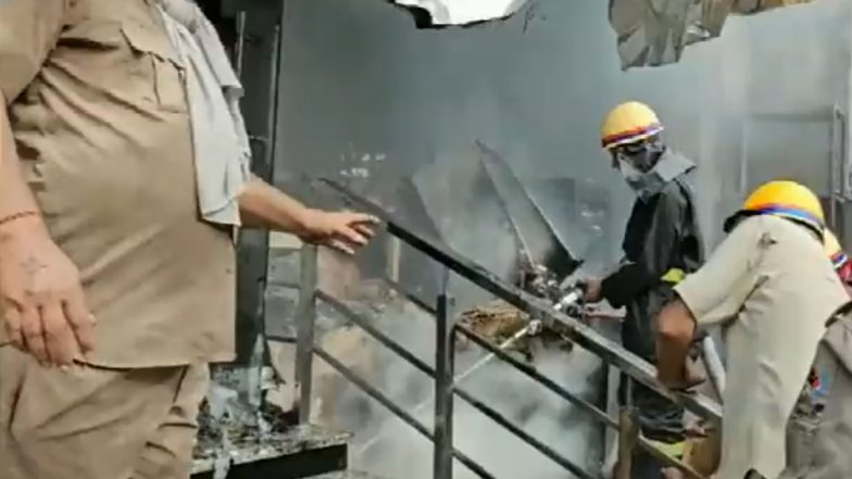 Noida Fire: নয়ডার এক বেসরকারি সংস্থায় বিধ্বংসী আগুন, ঘটনাস্থলে দমকলের ইঞ্জিন