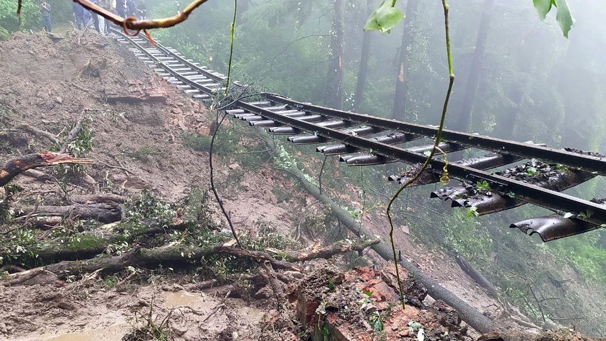 Himachal Pradesh: বিপর্যস্ত হিমাচল, মন্দিরের পর ভেসে গেল কালকা-সিমলা রেলপথ