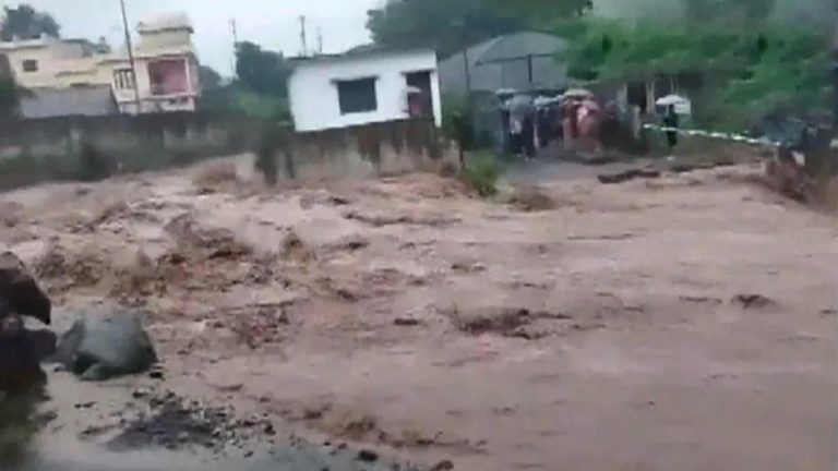 Uttarakhand: উত্তরাখণ্ডে ফের অতি বৃষ্টির পূর্বাভাস, জারি লাল সতর্কতা