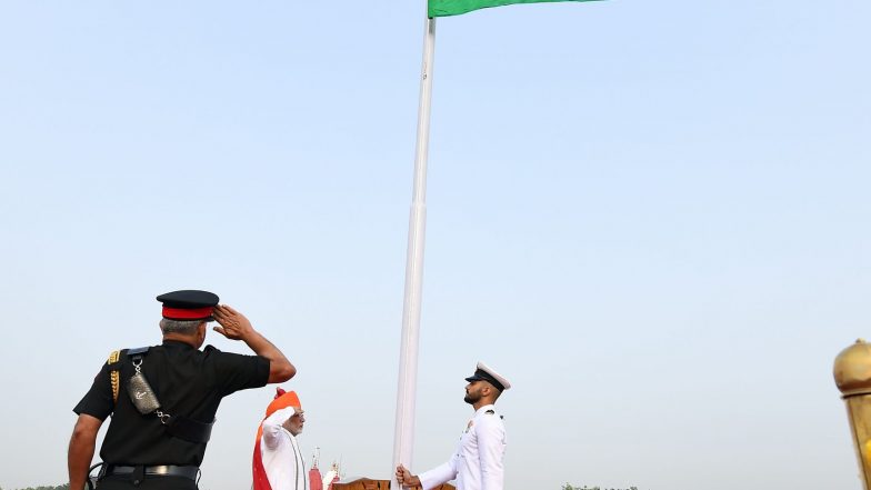 IAF Helicopter Showers Flower Petals : ৭৭ তম স্বাধীনতা দিবস উপলক্ষ্যে বায়ুসেনার পুস্পবৃষ্টি লাল কেল্লায়