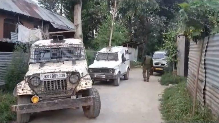 Jammu and Kashmir: সন্ত্রাসবাদীদের অর্থ যোগাচ্ছে কারা? সন্ধানে পুলওয়ামায় এন আই এ (দেখুন সেই ভিডিও)