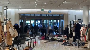 Mass Looting at US Mall Videos: ক্যালিফোর্নিয়ার তোপাঙ্গা মলে ডাকাতি, ত্রিশ থেকে পঞ্চাশজন অজ্ঞাত পরিচয় অভিযুক্তদের খোঁজ শুরু (দেখুন ভিডিও)