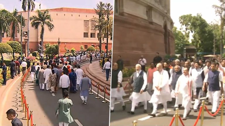 New Parliament Building: মুখে ভারত মায়ের জয়ধ্বনি, নতুন সংসদ ভবনে রাজকীয় প্রবেশ, দেখুন