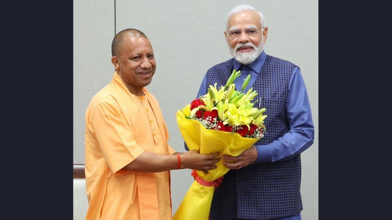 Yogi Adityanath Meets PM: মোদির বাড়িতে যোগী! দেখুন ভিডিয়ো