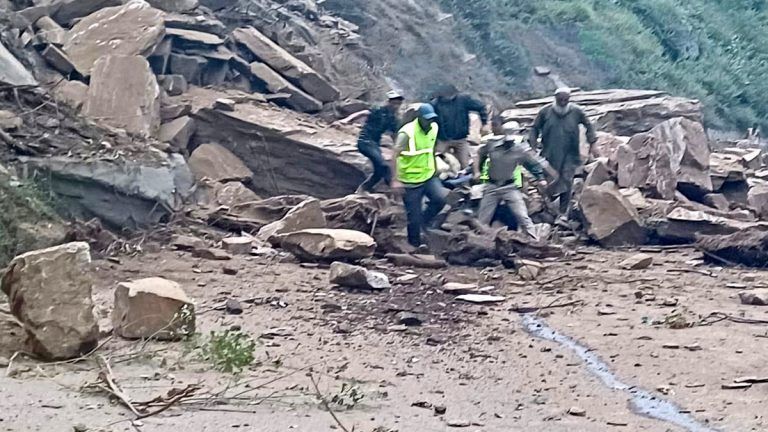 Landslide in Jammu Srinagar Highway: ভূমিধসের কবলে জম্মু কাশ্মীর, গভীর খাদে ট্রাক উলটে মৃত ৪