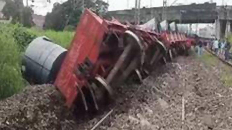 Goods Train Derailed: মহারাষ্ট্রে ফের লাইনচ্যুত মালগাড়ি, দুর্ঘটনাস্থলে রেলের আধিকারিকরা