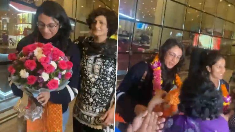 Smriti Mandhana Receive Grand Welcome: এশিয়ান গেমসে সোনা জেতার পর দেশের মাটিতে স্মৃতি মান্ধানাদের সম্বর্ধনা (দেখুন ভিডিও)