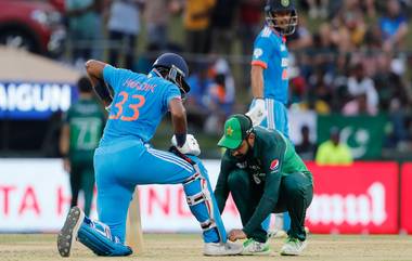 Shadab Ties Hardik's Shoelace, IND vs PAK: হার্দিক পাণ্ড্যর জুতোর লেস বাঁধলেন শাদাব খান, দেখুন ভারত-পাক ম্যাচের অসাধারণ মুহূর্ত