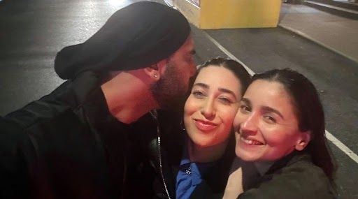 Karisma Kapoor Vacations With Ranbir Kapoor-Alia Bhatt: করিশ্মার গালে রণবীরের আদরের চুম্বন, নিউ ইয়র্কে আহ্লাদে আটখানা আলিয়া