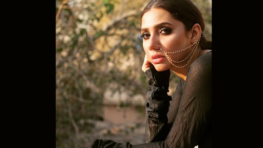 Mahira Khan Harassed Video: লন্ডনে ঘিরে ফেলা হল মাহিরা খানকে, পাকিস্তানি অভিনেত্রীকে চরম হেনস্থা; প্রায় কেঁদেই ফেললেন শাহরুখের নায়িকা, দেখুন ভিডিয়ো