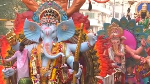 Maharashtra: মুম্বইয়ের লালবাগচা রাজা গণেশ মূর্তি বিসর্জনে অসংখ্য মানুষের ভিড়, দেখুন Maharashtra: মুম্বইয়ের লালবাগচা রাজা গণেশ মূর্তি বিসর্জনে অসংখ্য মানুষের ভিড়, দেখুন