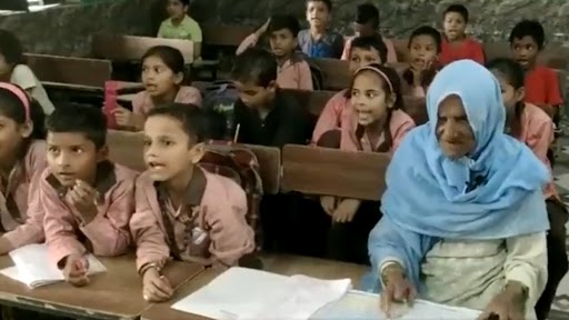 UP Viral Video: ‘আমার পড়তে ভালো লাগে...’ ৯২ বছর বয়সী সালিমা শিখছেন খুদে শিক্ষার্থীদের পাশে বসে, দেখুন