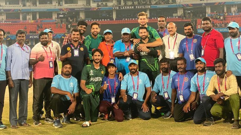 Babar Azam gifts to Hyderabad ground staff: অনবদ্য ভালোবাসা হায়দারাবাদে, গ্রাউন্ড স্টাফদের পাকিস্তানের জার্সি উপহার বাবর আজমের (দেখুন ভিডিও)