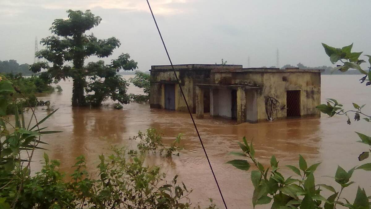 West Bengal Weather Update: পুজোর আগে বঙ্গে বন্যা, ছুটির দিনে জরুরি বৈঠক ডেকে ৭ জেলায় জারি সতর্কতা West Bengal Weather Update: পুজোর আগে বঙ্গে বন্যা, ছুটির দিনে জরুরি বৈঠক ডেকে ৭ জেলায় জারি সতর্কতা