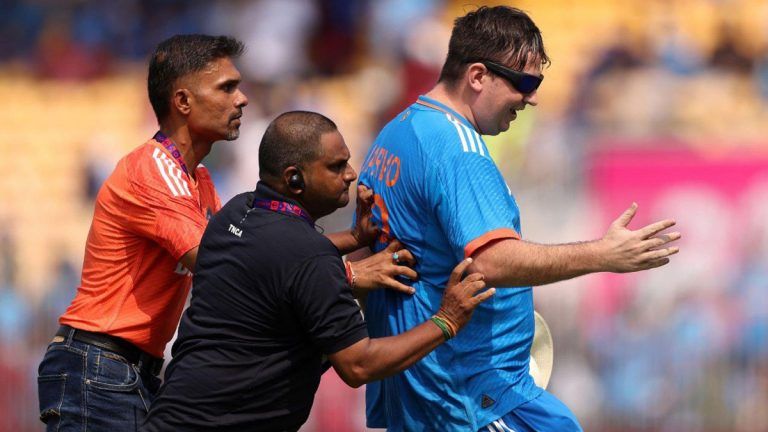 Jarvo in Chepauk, IND vs AUS: ফের হাজির জার্ভো! ভারত বনাম অস্ট্রেলিয়া ম্যাচে নিরাপত্তা ভেঙ্গে কোহলির সঙ্গে দেখা, দেখুন