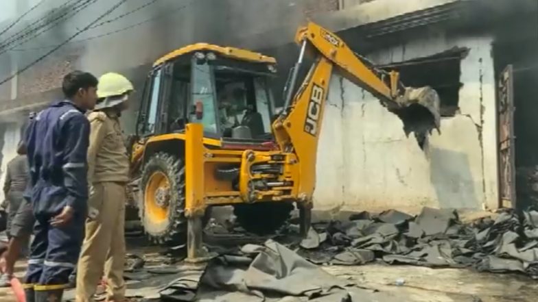 Kanpur fire: আগুন নিয়ন্ত্রণে আনতেও এবার বুলডোজারের ব্যবহার হচ্ছে যোগীরাজ্যে, দেখুন কানপুরের ভিডিয়ো