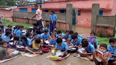 Bihar: জল যন্ত্রণায় ছেদ পড়েনি শিক্ষার গতিতে, স্কুলে হাঁটু জল, রাস্তাতেই শিক্ষার পাঠ