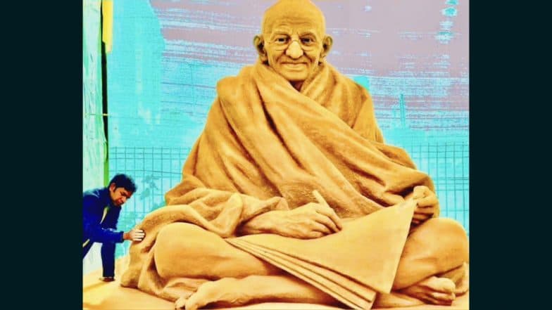 Gandhi Jayanti 2023:বিশালাকার বালির মূর্তি গড়ে জাতির জনক মহাত্মা গান্ধীকে শ্রদ্ধা জানালেন শিল্পী সুদর্শন পট্টনায়ক (দেখুন ছবি)