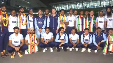 Indian Men's Hockey Team Return: সোনার পদক নিয়ে দেশে ফিরল হকির সোনার ছেলেরা, দিল্লি এয়ারপোর্টে ছবি ভক্তদের আবদারে (দেখুন ছবি)