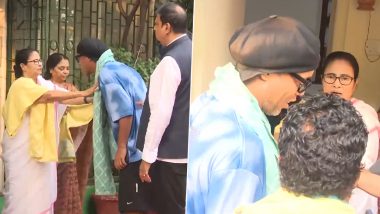 Ronaldinho Meet CM Mamata: মুখ্যমন্ত্রীর বাড়িতে হাজির সাম্বার যাদুকর রোনাল্ডিনহো, উপহার হিসাবে তুলে দিলেন জার্সি (দেখুন ভিডিও)