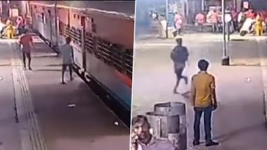 Video- Stealing From Train: চলন্ত ট্রেন থেকে যাত্রীদের ব্যাগ নিয়ে চম্পট, দেখুন ভিডিয়ো