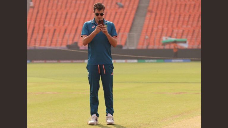 Pat Cummins Clicking Pic of Pitch: ফাইনালের আগে বিশ্বকাপের পিচের ছবি তুললেন প্যাট কামিন্স