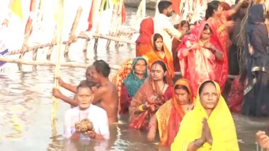 Chhath Puja Video: গঙ্গা ঘাটে সূর্যকে অর্ঘ্য প্রদানে ভক্তদের ভিড়, পাটনার ভিডিয়ো