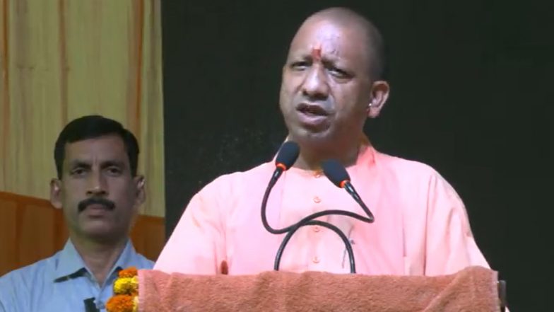 CM Yogi Adityanath:মন্দিরের দেওয়ালে পদ্ম এঁকেই ভোটপ্রচারের দেওয়াল লিখন শুরু মুখ্যমন্ত্রী যোগী আদিত্যনাথের