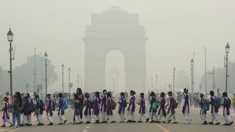 Delhi Air Pollution: মাত্র ৩ কোটি টাকা খরচেই দিল্লির সব বায়ুদূষণ সরে যাবে, দাবি IIT গবেষকদের